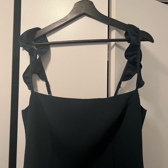 Long emerald green fitted dress with ruffled detailed straps - Picture 7 of 9